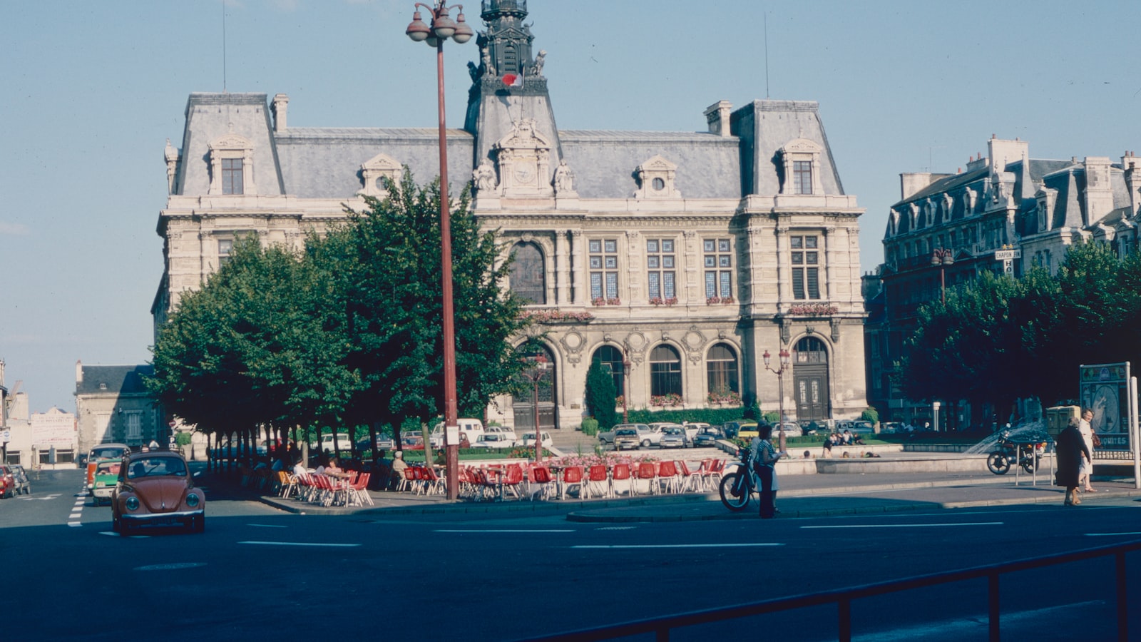 Centre-ville — accès camion déménagement, façades typiques, parking